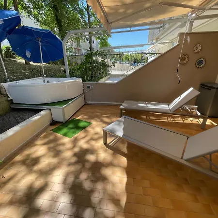 Casa Roberta Con Favolosa Terrazza Privata בית נופש קאורלה